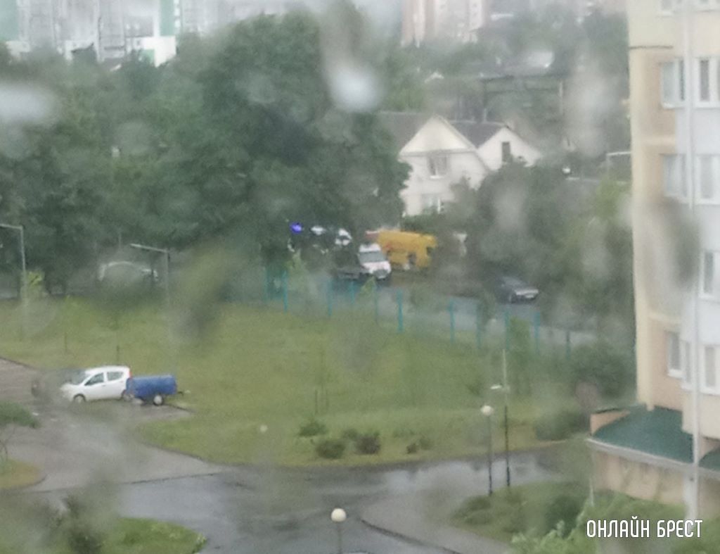 Авария по улице Калинина в Бресте. Из-за дерева плохо видно вторую машину, вроде как маршрутка, было три скорые машины