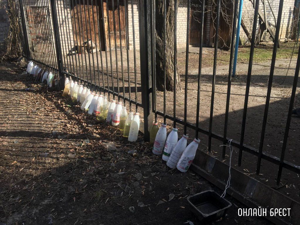 Читатель: В одном из дворов Бреста. Зачем это сделано?