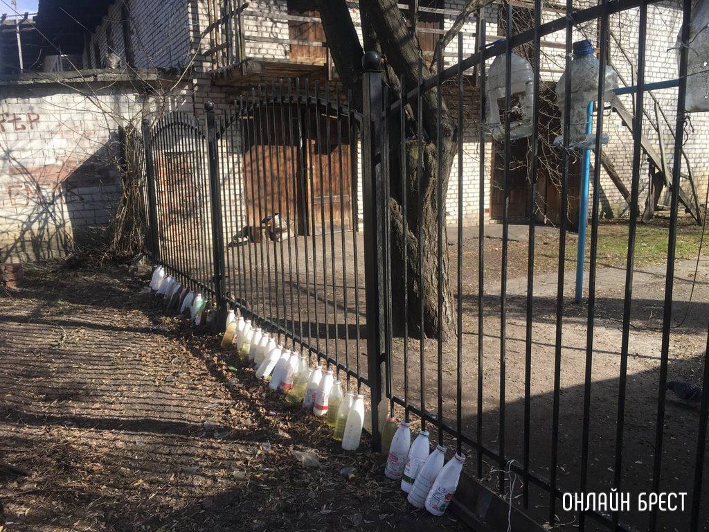 Читатель: В одном из дворов Бреста. Зачем это сделано?