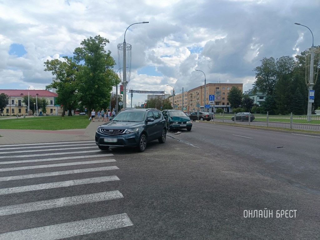Читатель: Сегодня в Бресте на Машерова произошло ДТП с участием Volkswagen и Geely