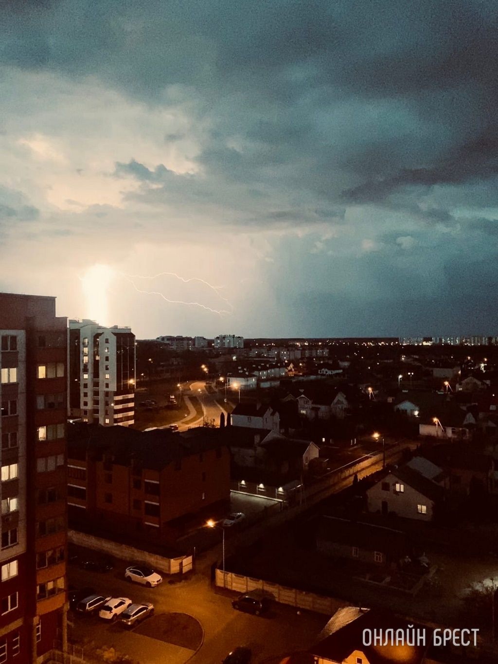 Читатель: Прямо сейчас гроза в Бресте. Так выглядит сегодняшнее небо!