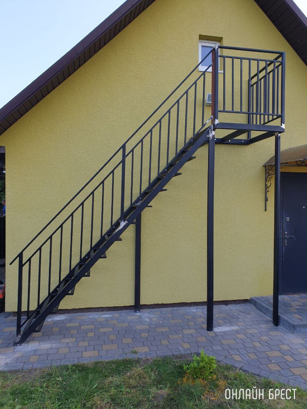 Вот такая лестница появилась в Бресте. Как думаете, для чего её установили?