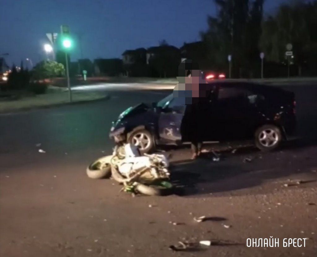 Очевидцы: В Кобрине произошло серьёзное ДТП с участием мотоциклиста