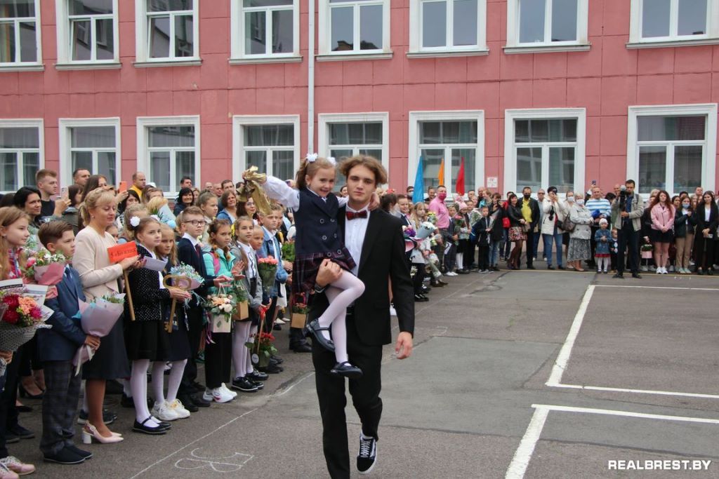 Фоторепортаж. Как прошел День знаний в Бресте в Гимназии №1