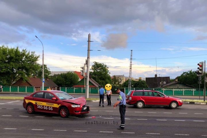 Вчера в Бресте на Московской автомобиль такси попал в ДТП