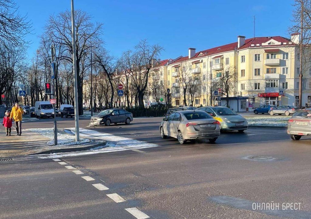 Читатель: Сегодня в Бресте на перекрестке Гоголя - бул. Космонавтов произошло ДТП