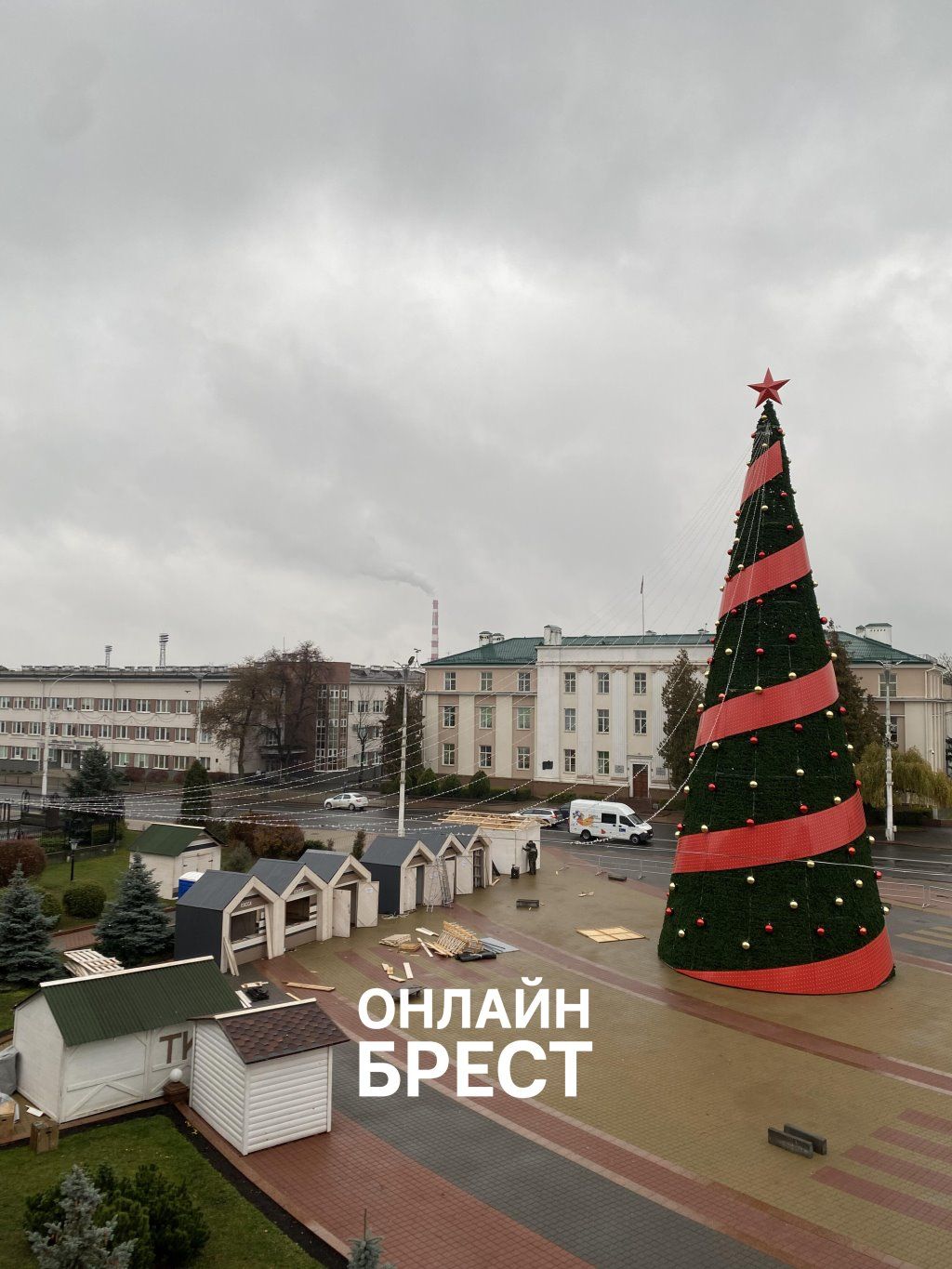 В Бресте появляются новогодние ёлки