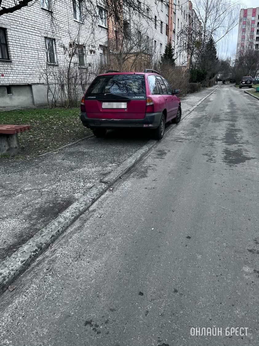 Читатель: Вот так паркуются во дворах Бреста