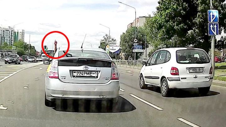 Таксист показывает неприличный жест в Бресте