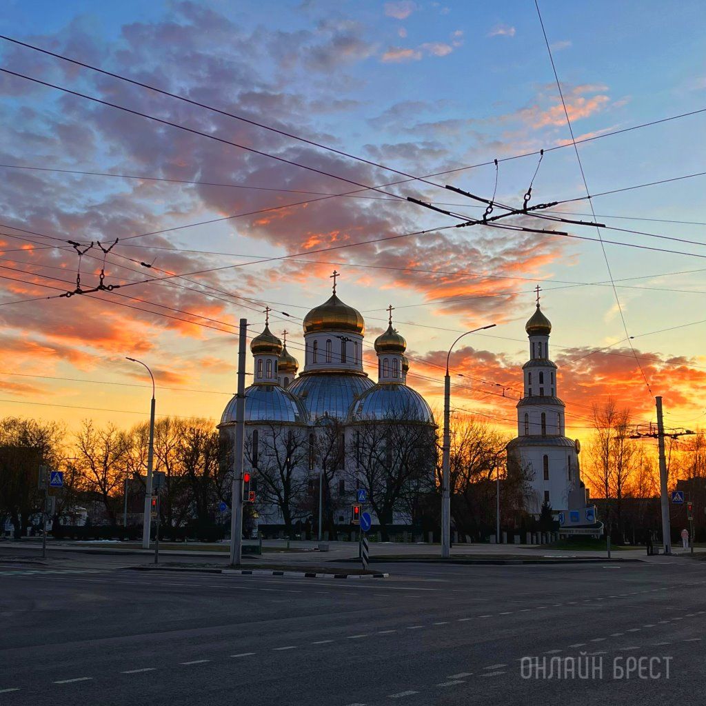 Читатель: Свято-Воскресенский собор в Бресте на фоне заката. Фото сделано сегодня