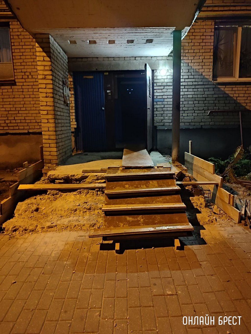 Читатель: Брест, ул. Карбышева, 42. Развалены ступеньки, открыт круглосуточно подъезд. Когда уже здесь доделают ремонт?