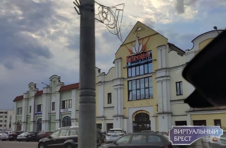 На здании бывшего «Диониса» на проспекте Машерова теперь новая вывеска