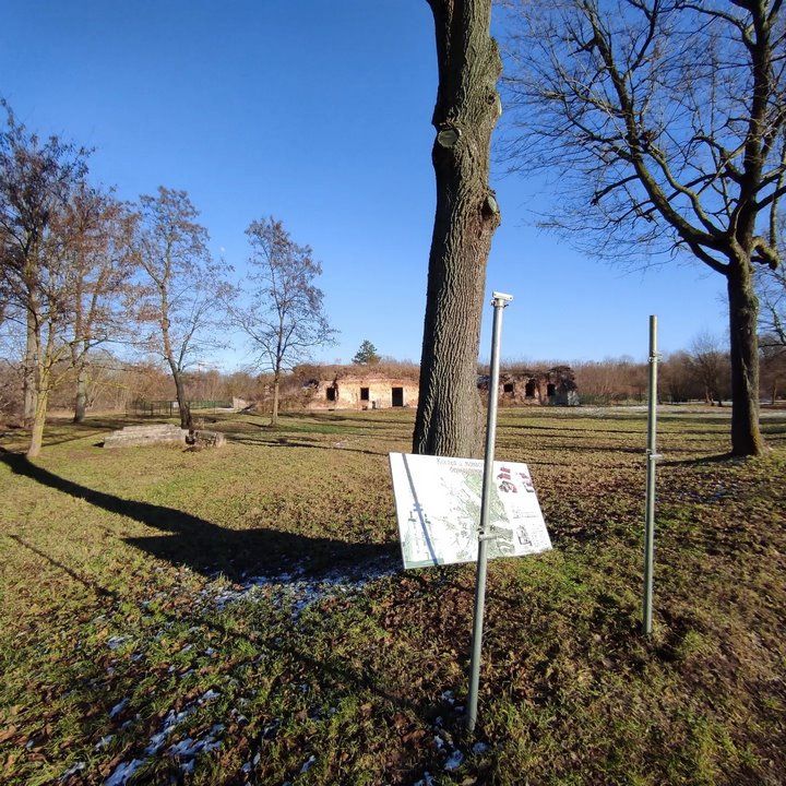 Брест. Информационный щит у руин Бернардинского монастыря в аварийном состоянии