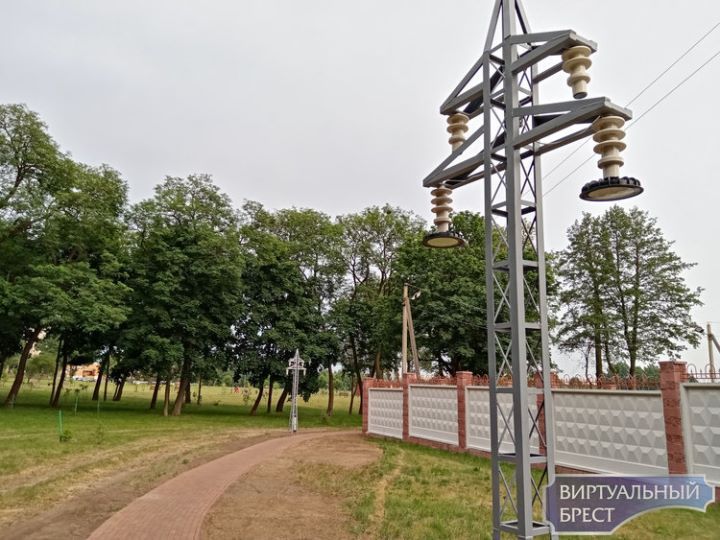 Аллея фонарей в виде ЛЭП появилась в городском саду Бреста