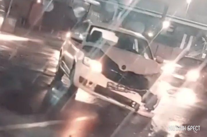 Читатель: Вчера в Бресте на Мошенского автомобиль такси столкнулся с легковушкой