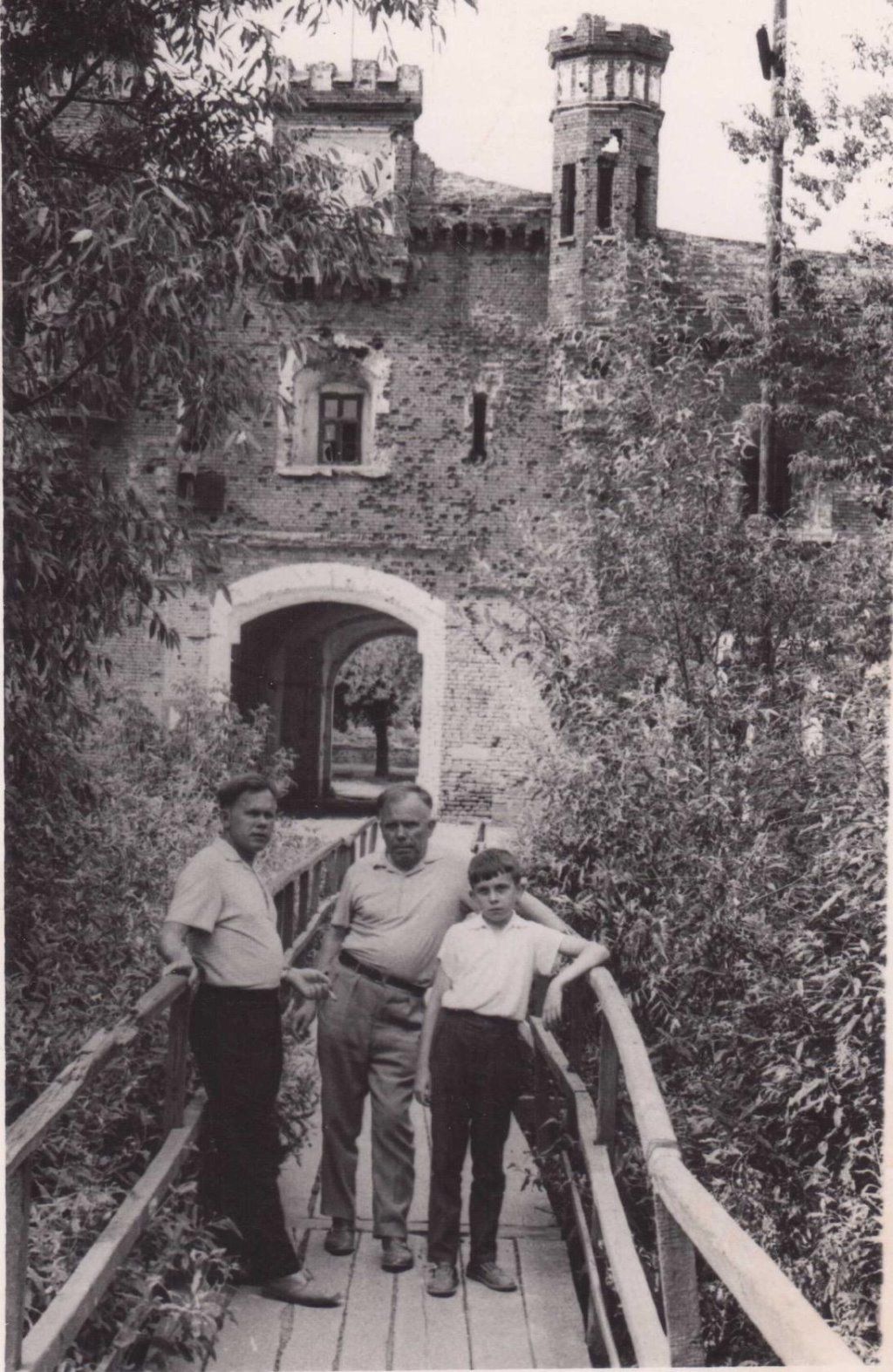 Когда-то в Брестской крепости перед Холмскими воротами был такой мостик (фото 1960-х)