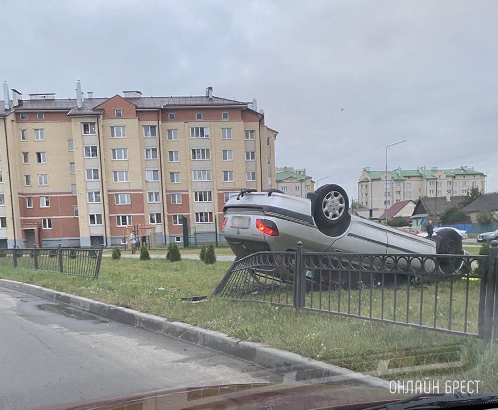 Очевидец: В Пинске перевернулся автомобиль