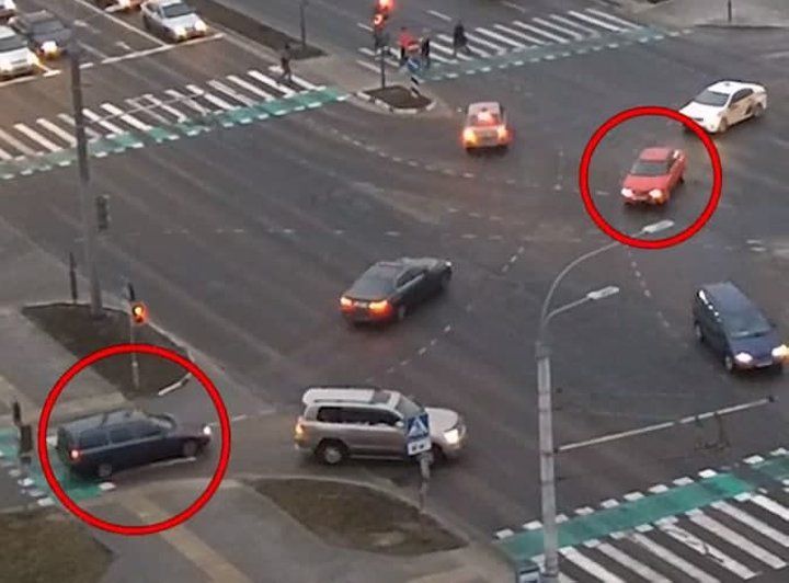На ровном месте... Появилось видео, как в Бресте на Московской столкнулись автомобили