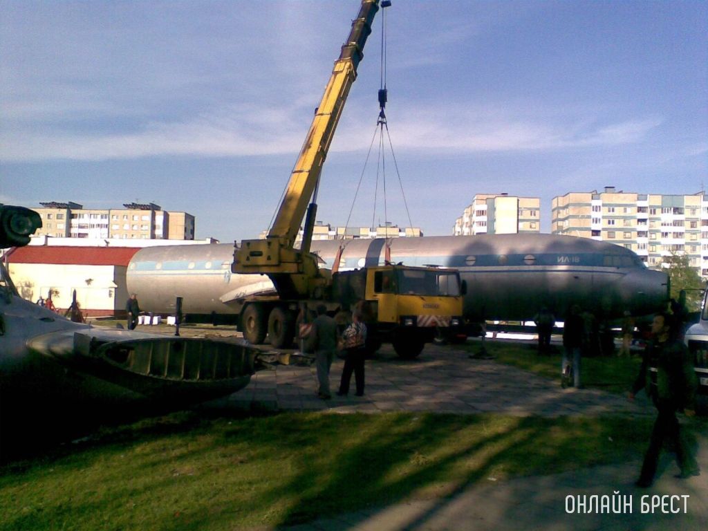 Помните самолет Ил-18 на улице Гаврилова в Бресте? Нашёл архивные фотографии, как его разбирали