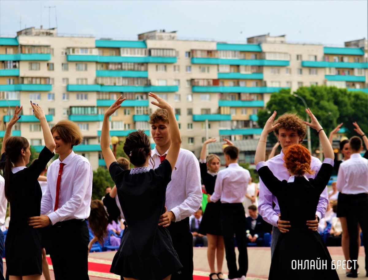 Читатель: Школьный вальс на празднике выпускников Московского района г. Бреста