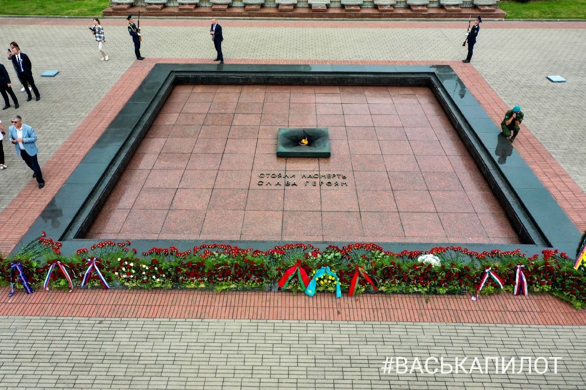 В Брестской крепости возложили цветы к Вечному огню