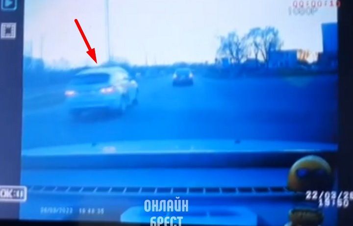 Читатель: Мгновенная карма. Сегодня в Бресте водитель такси нарушил Правила на глазах у сотрудников ГАИ