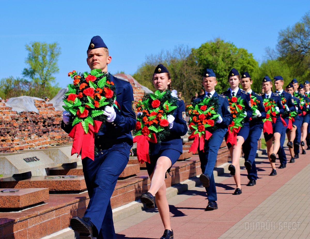 Читатель: Возложение венков к пилонам городов-героев в мемориальном комплексе «Брестская крепость-герой»