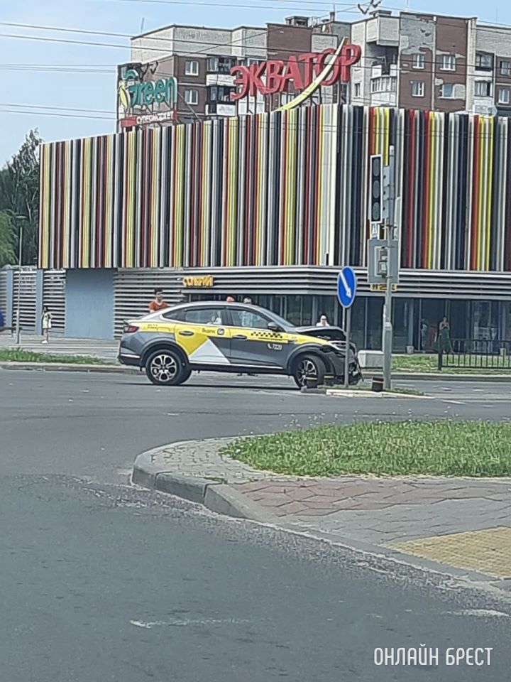 В Бресте на Востоке автомобиль такси попал в ДТП