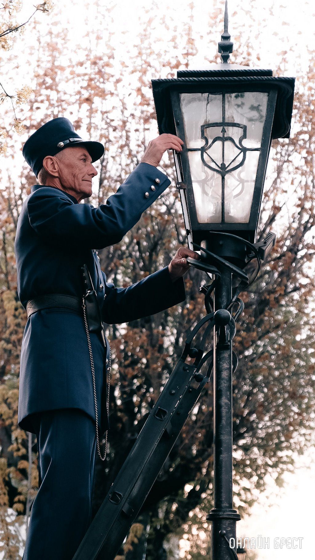 Читатель: Брестский фонарщик зажигает фонари