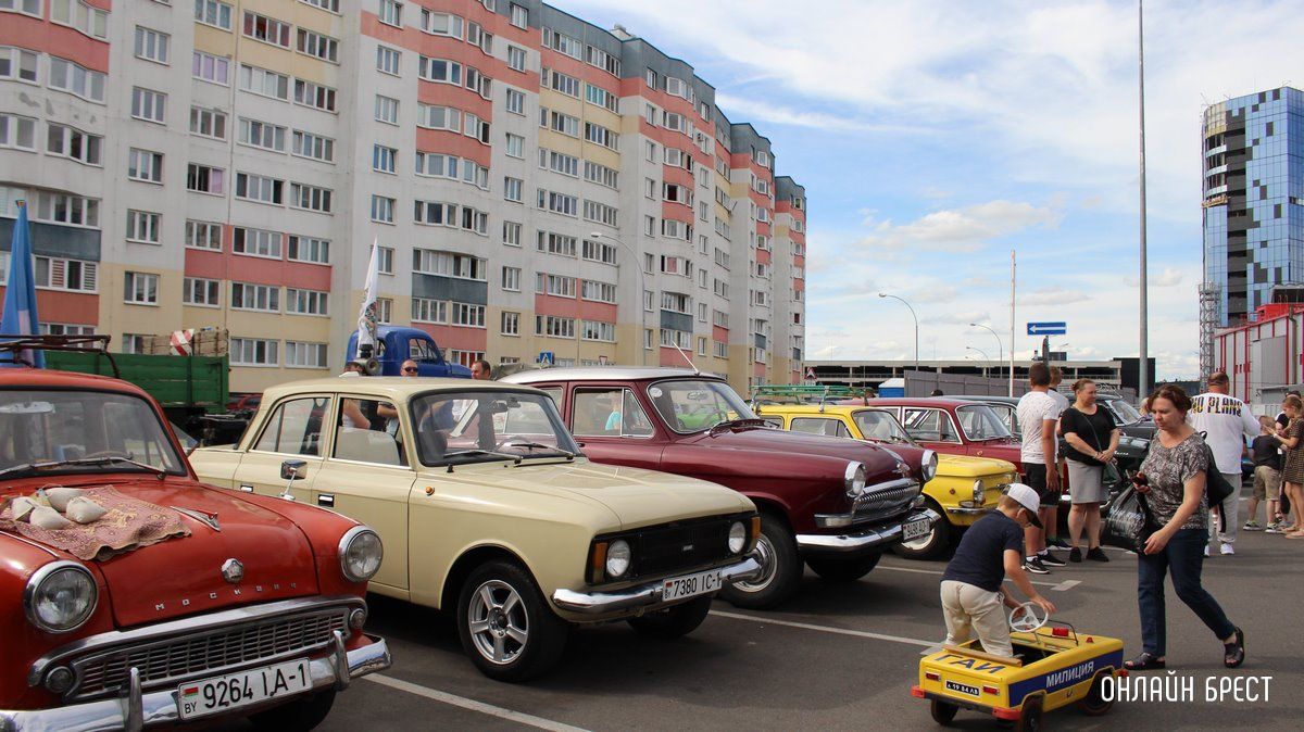 Читатель: Интересные автомобили показали на Махновича в Бресте