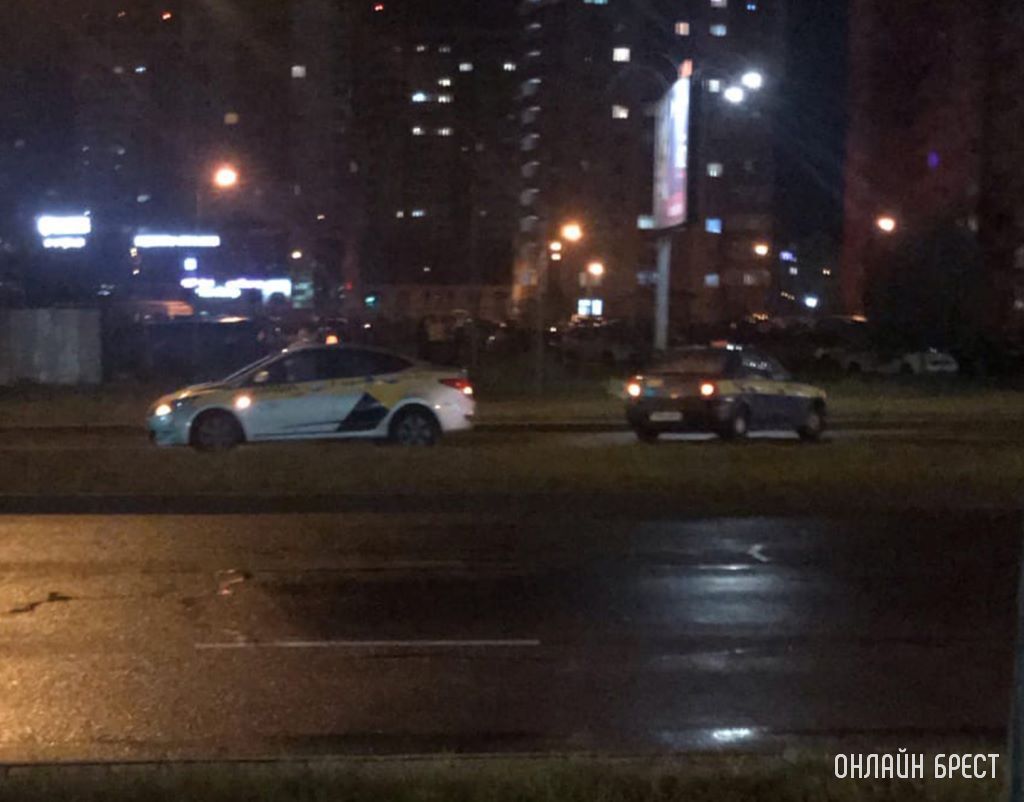 В Бресте возле Евроопта на Варшавском шоссе столкнулись два автомобиля такси
