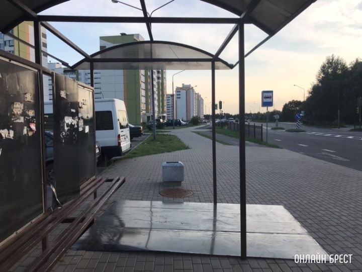 Остановка по ул. Грибоедова разваливается просто на глазах, элементарно от дождя не спрячешься в плохую погоду