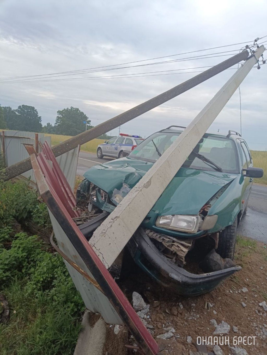 Очевидец: Берёзовский район. В д. Здитово автомобиль врезался в столб