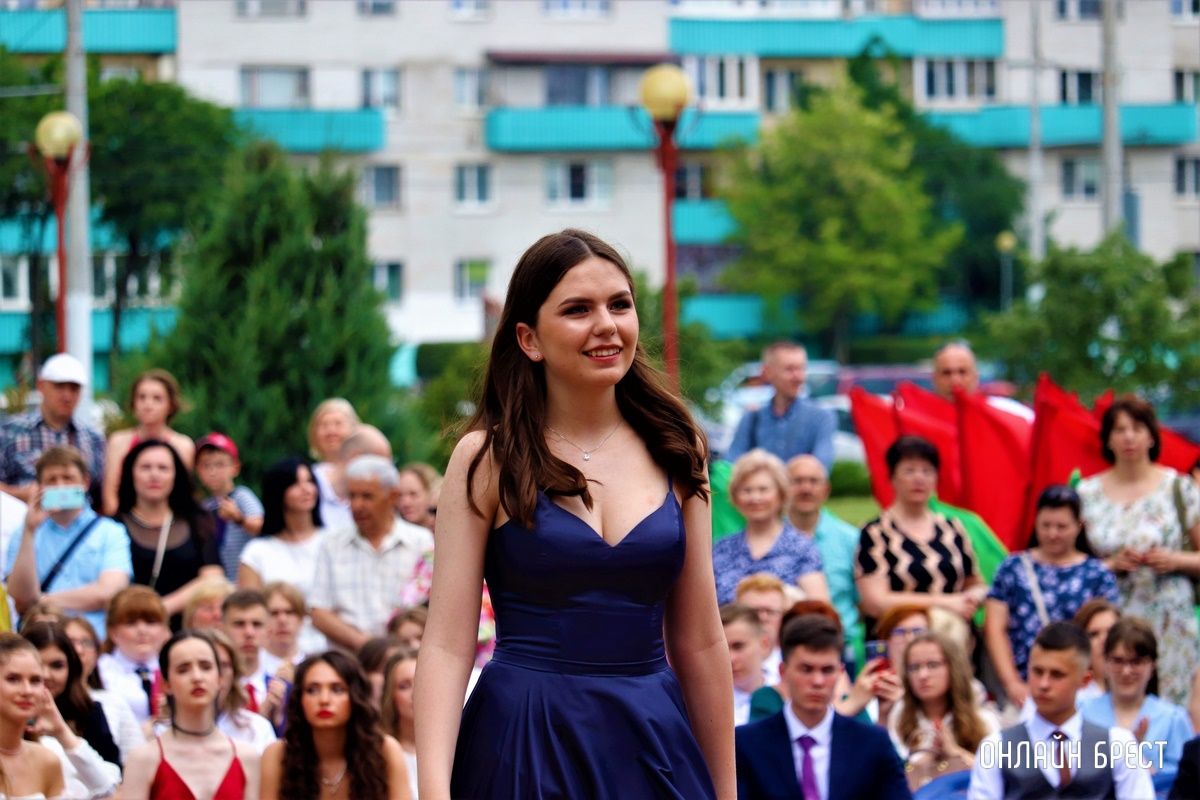 Читатель: Мгновения вчерашнего праздника выпускников Московского района г. Бреста