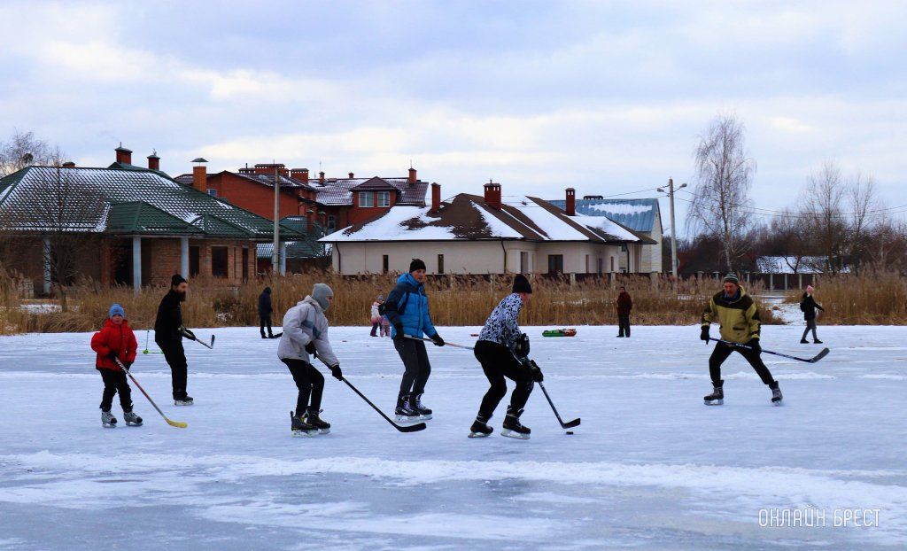 Читатель: Хоккей на замёрзшем водоёме в Бресте