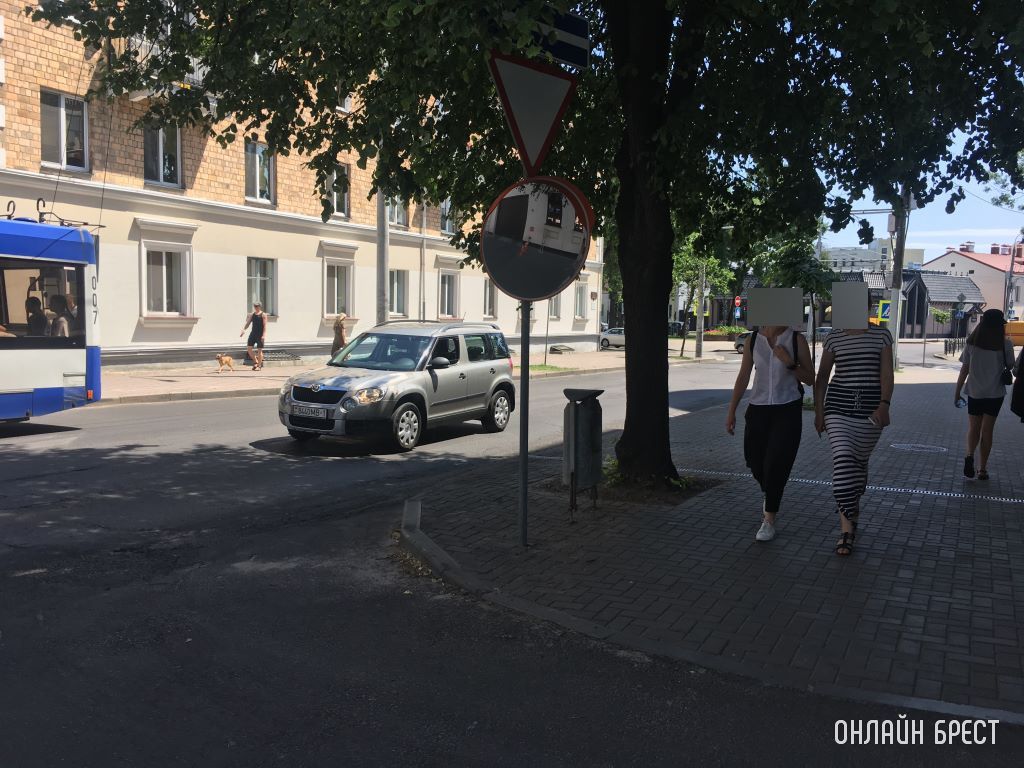 Как считаете, нужны ли в Бресте такие зеркала при выезде на главную дорогу, а особенно с непросматриваемых переулков