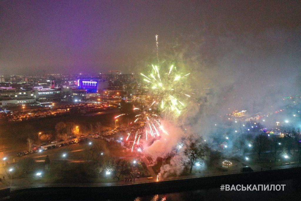 Открытии ёлки! Посмотрите, какой фейерверк был в Бресте на Набережной