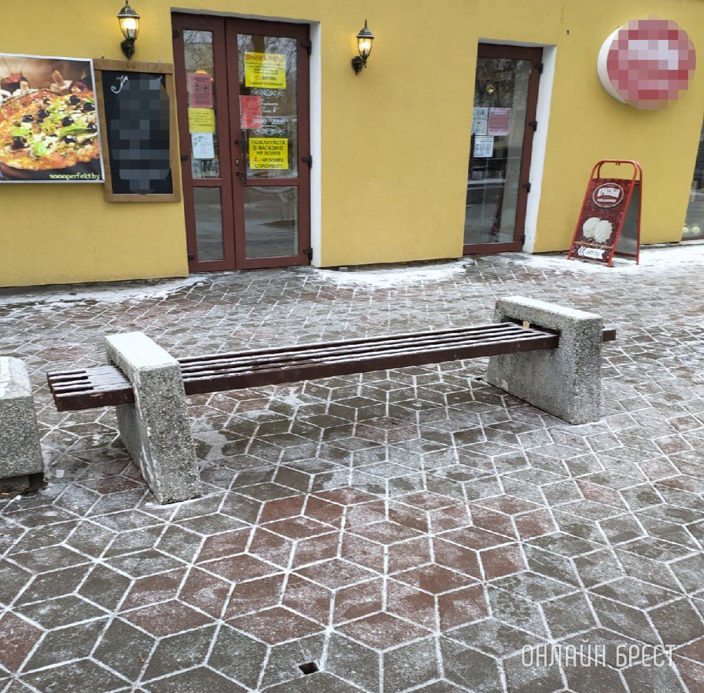 Читательница: Очень хотелось бы знать: по какой причине на остановке «Советская» убрали навес?