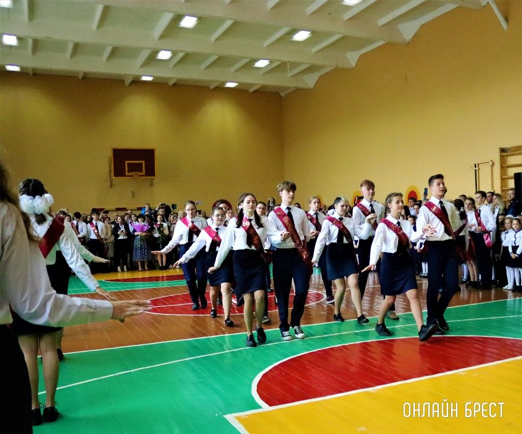 Читатель: Сегодня прошёл последний звонок в средней школе № 28 г. Бреста