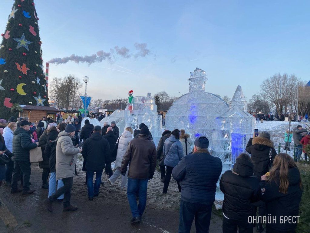Читатель: Посмотрите, как красиво! Ледяные композиции на Набережной Бреста