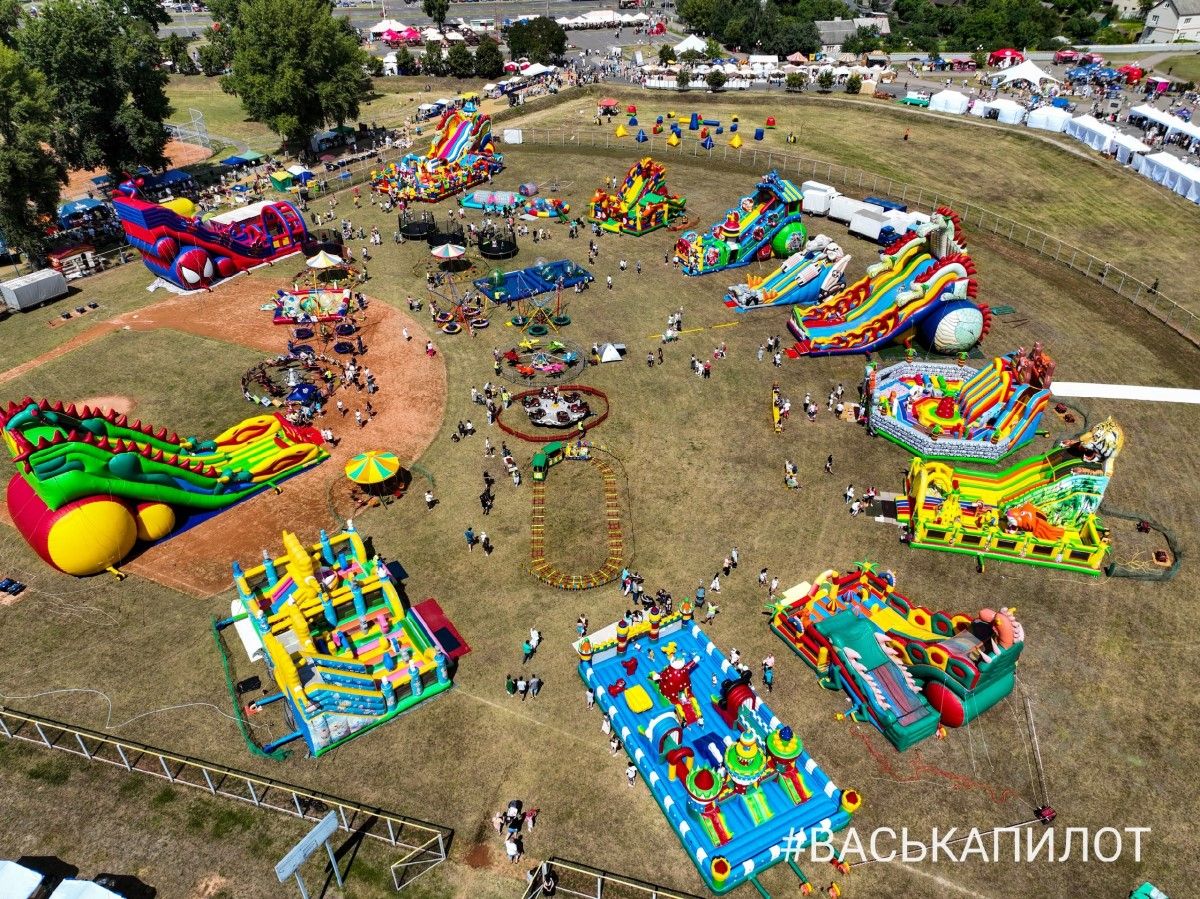 Смотрите, что сейчас происходит возле Ледового дворца Бреста