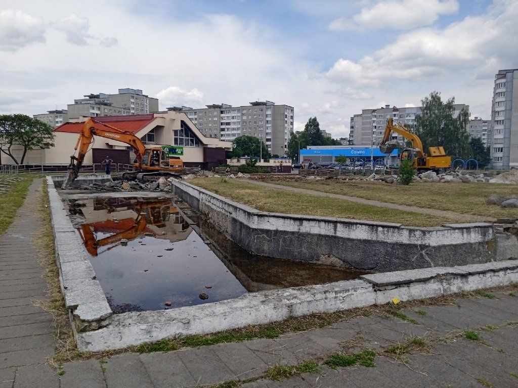 Брестчанка: разбирают бассейн детского городка возле ФОКа. В историю уходит целая эпоха