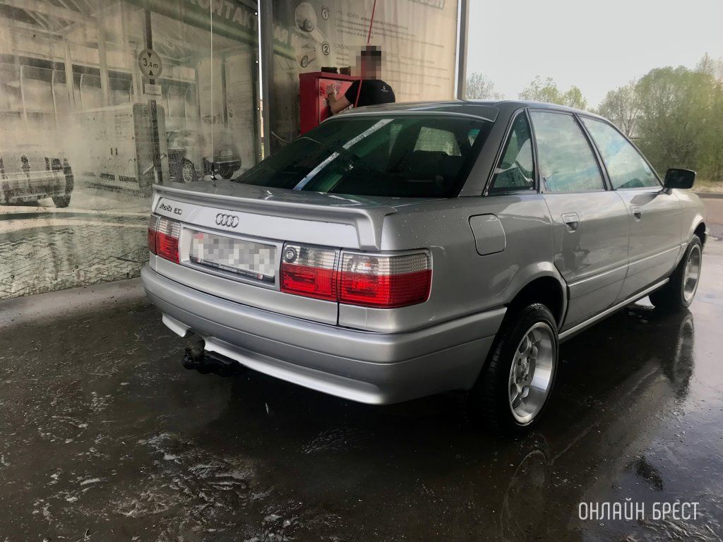 Читатель: Старая, но очень ухоженная Audi 80. Фото сделаны в Кобрине