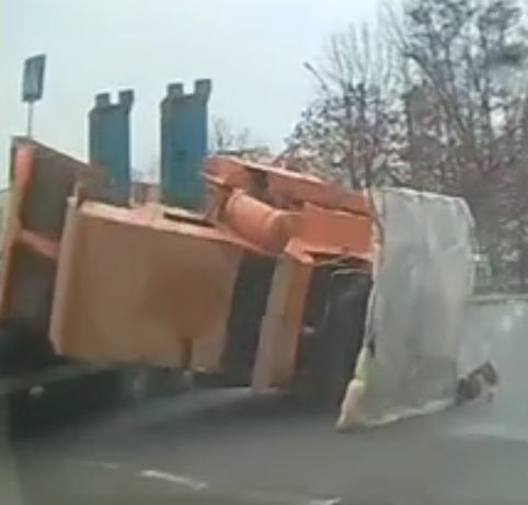 Читатель: В Кобрине каток упал с перевозившей его платформы