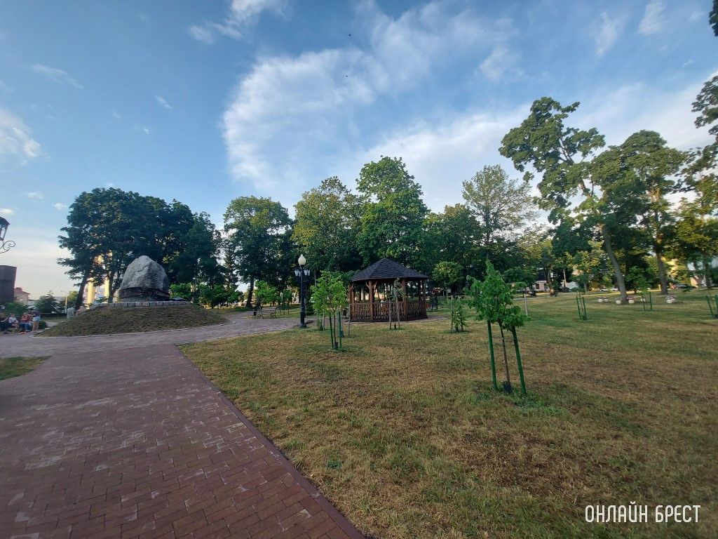 Брест. Летний Городской сад вечером после дождя