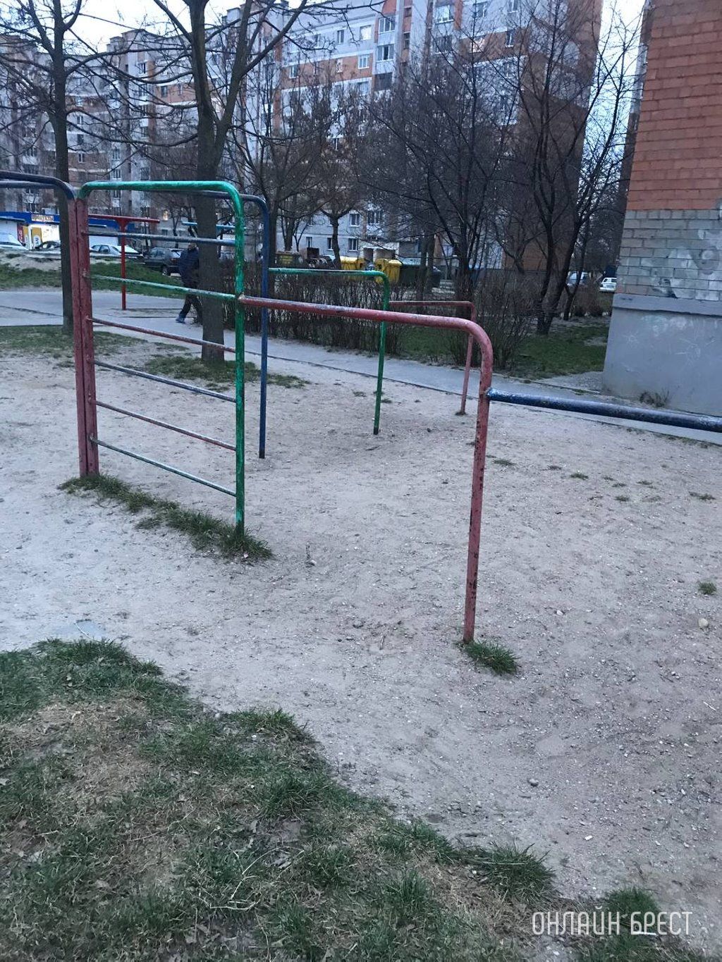 Читатель: Проживаю в Бресте на ул. Суворова, 96/2. У нас во дворе много деток разного возраста , но площадка около нас вот в таком состоянии