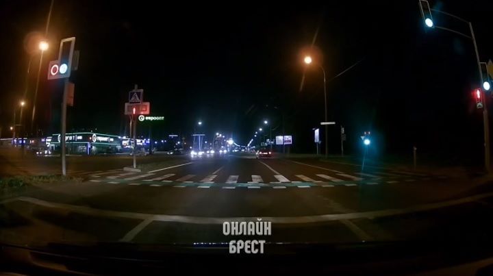 Видео о том, как в Бресте светофор заставляет нарушать