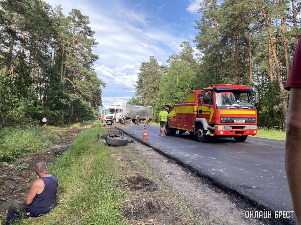В Брестской области произошло ДТП. Происшествие произошло через пару километров, когда съезжаешь с трассы М1 на Слуцк
