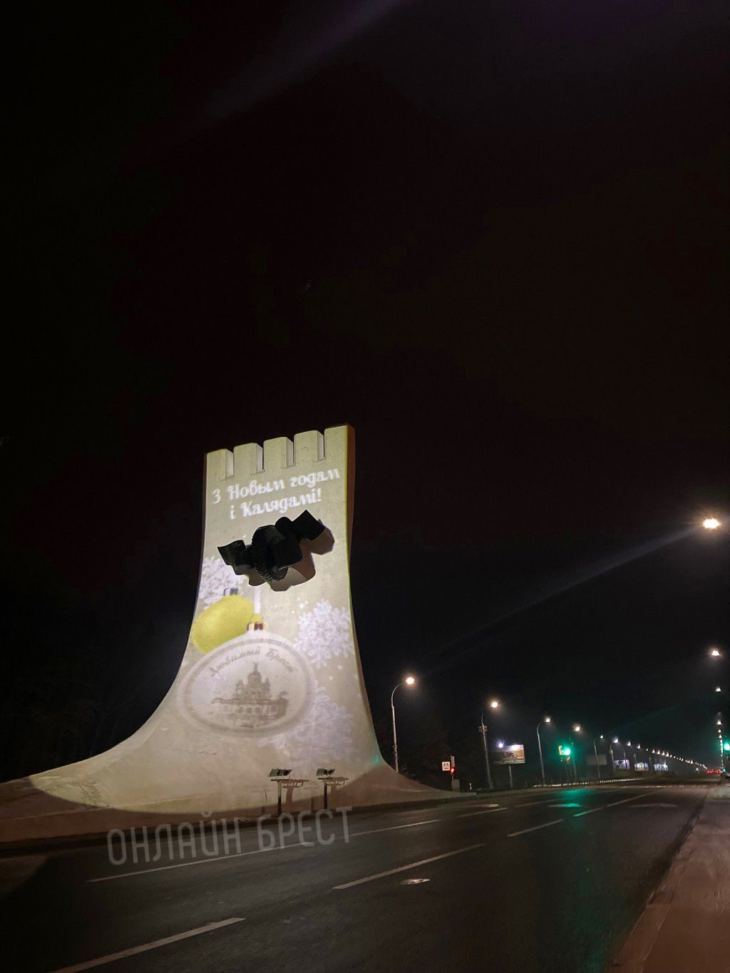 Читатель: Стела на въезд в Брест. Фото сделаны несколько дней назад