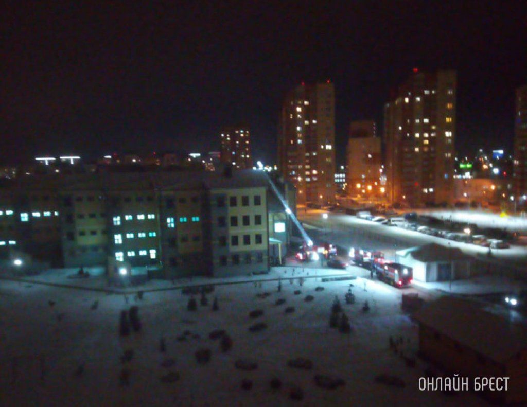 Читатель: Может кто знает, почему в первую школу приехало несколько пожарных машин?